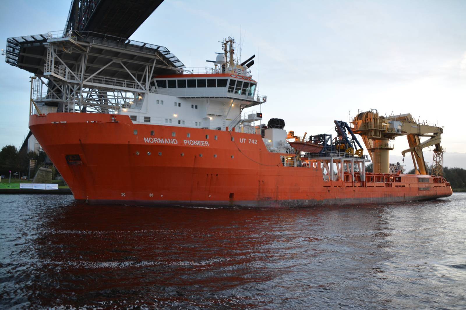 Rotes Offshore-Schiff passiert die Eisenbahnhochbrücke