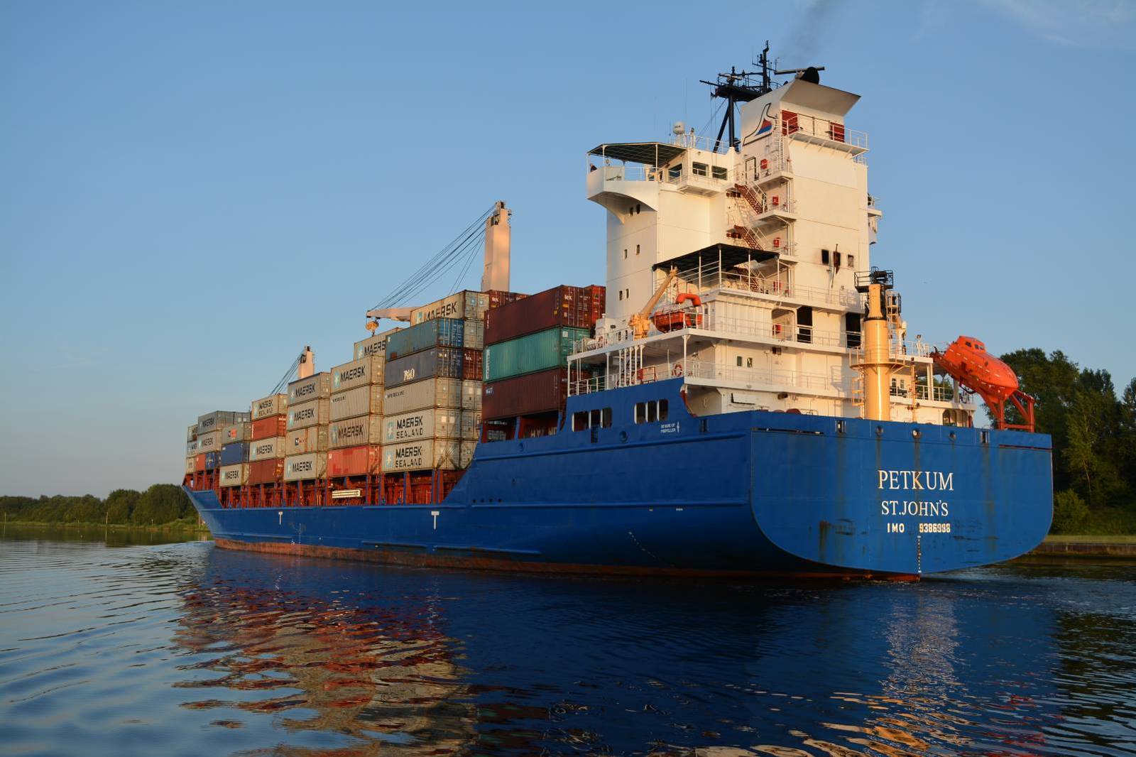 Das blaue Containerschiff PETKUM mit Containerladung auf dem Nord-Ostsee-Kanal