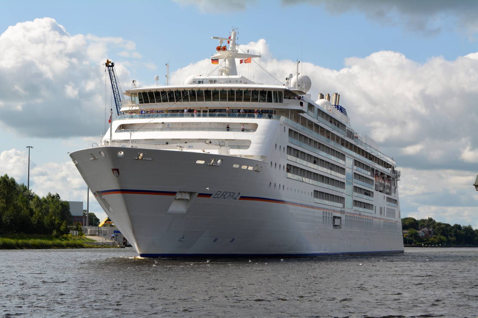 Weißes Kreuzfahrtschiff in Frontalansicht auf dem Nord-Ostsee-Kanal