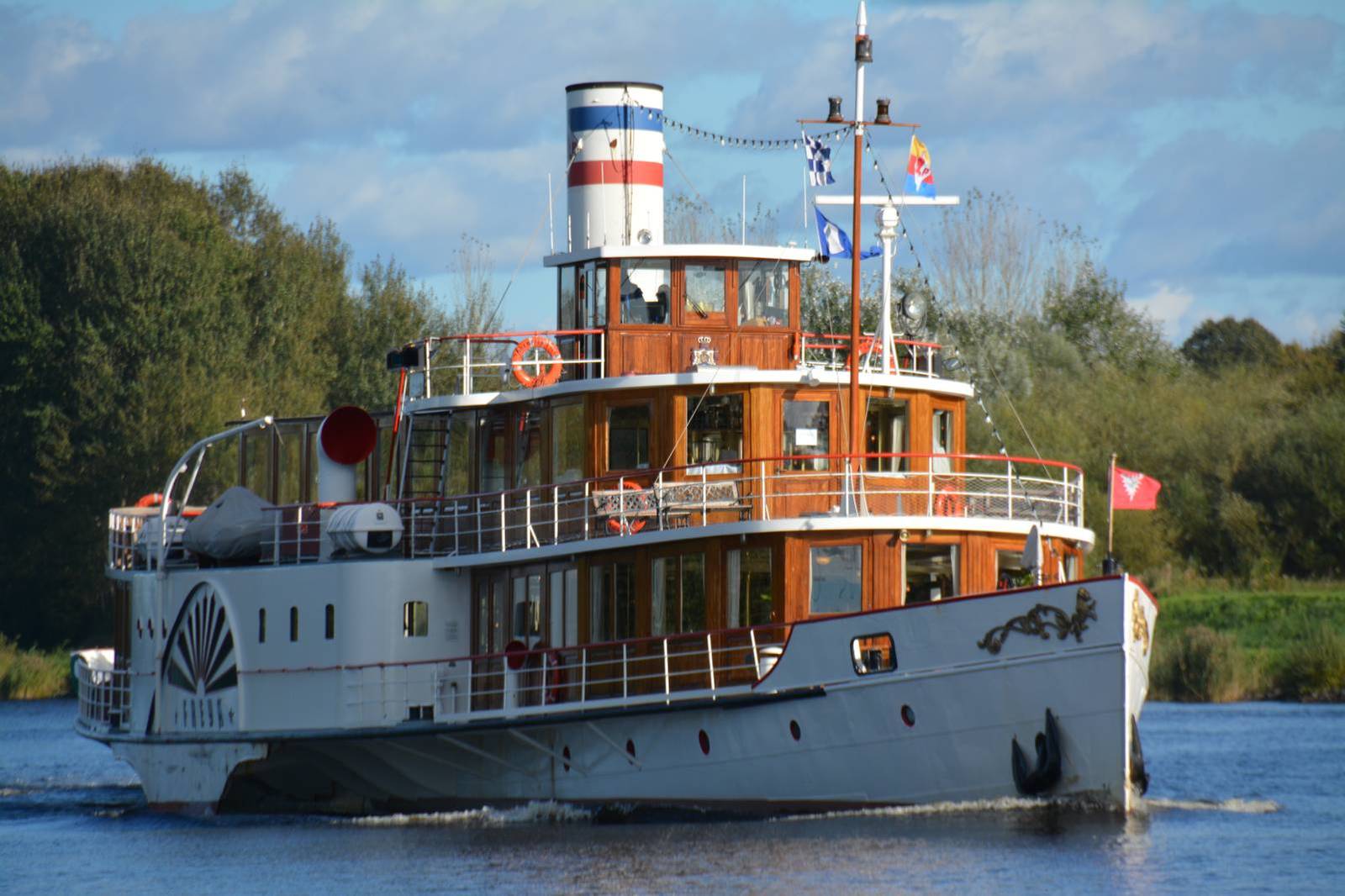 Historischer Salondampfer mit weißem Aufbau auf dem Nord-Ostsee-Kanal